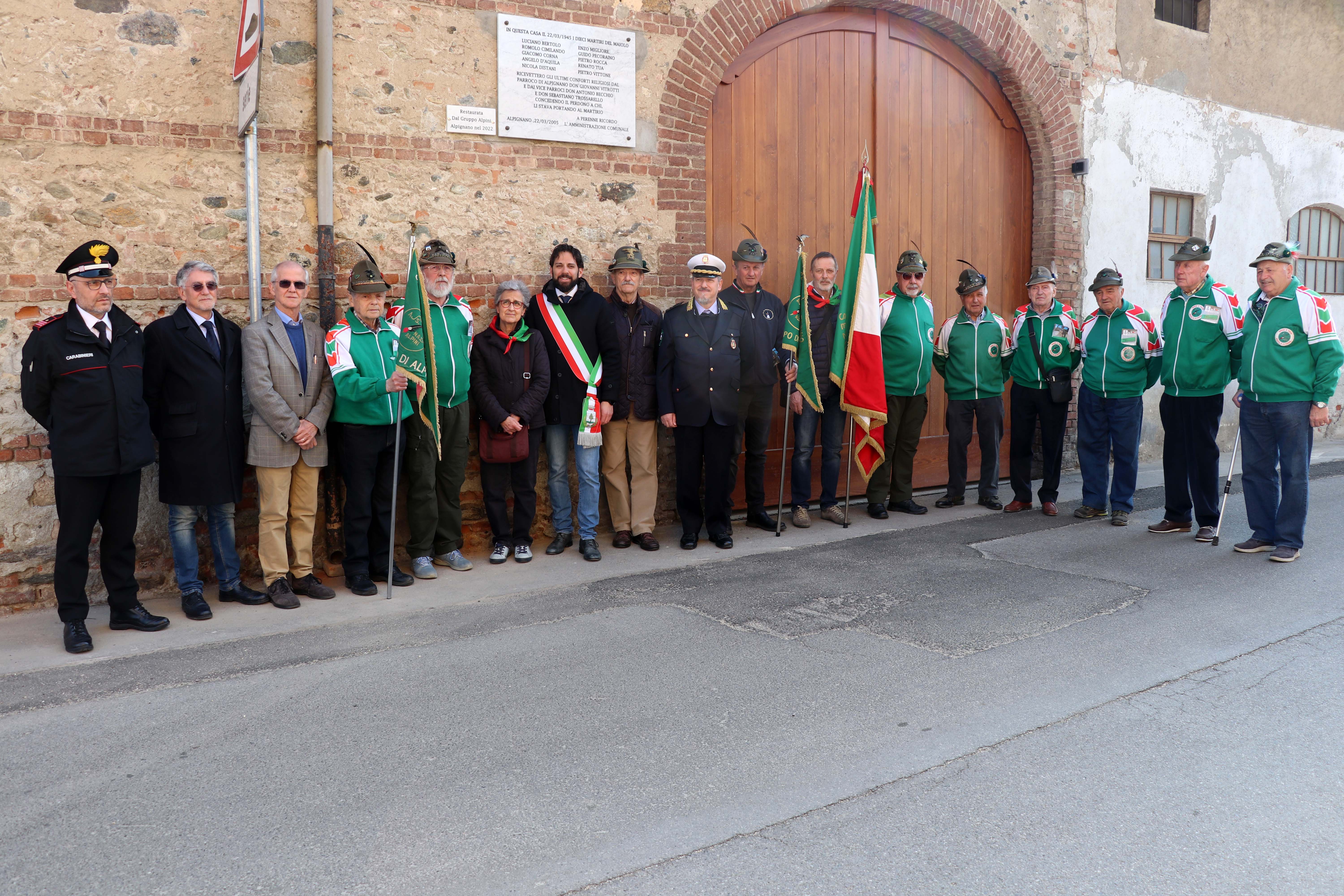 Foto ricordo della posa della nuova lapide